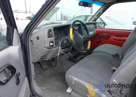 1997 Chevrolet C1500 Fleetside z USA, uszkodzony, nr VIN 1GCEC19W1VE173577